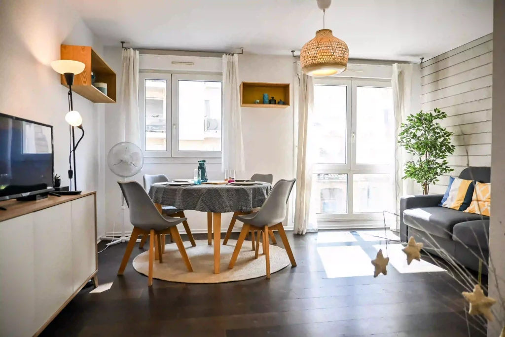 Salon lumineux avec mobilier moderne.